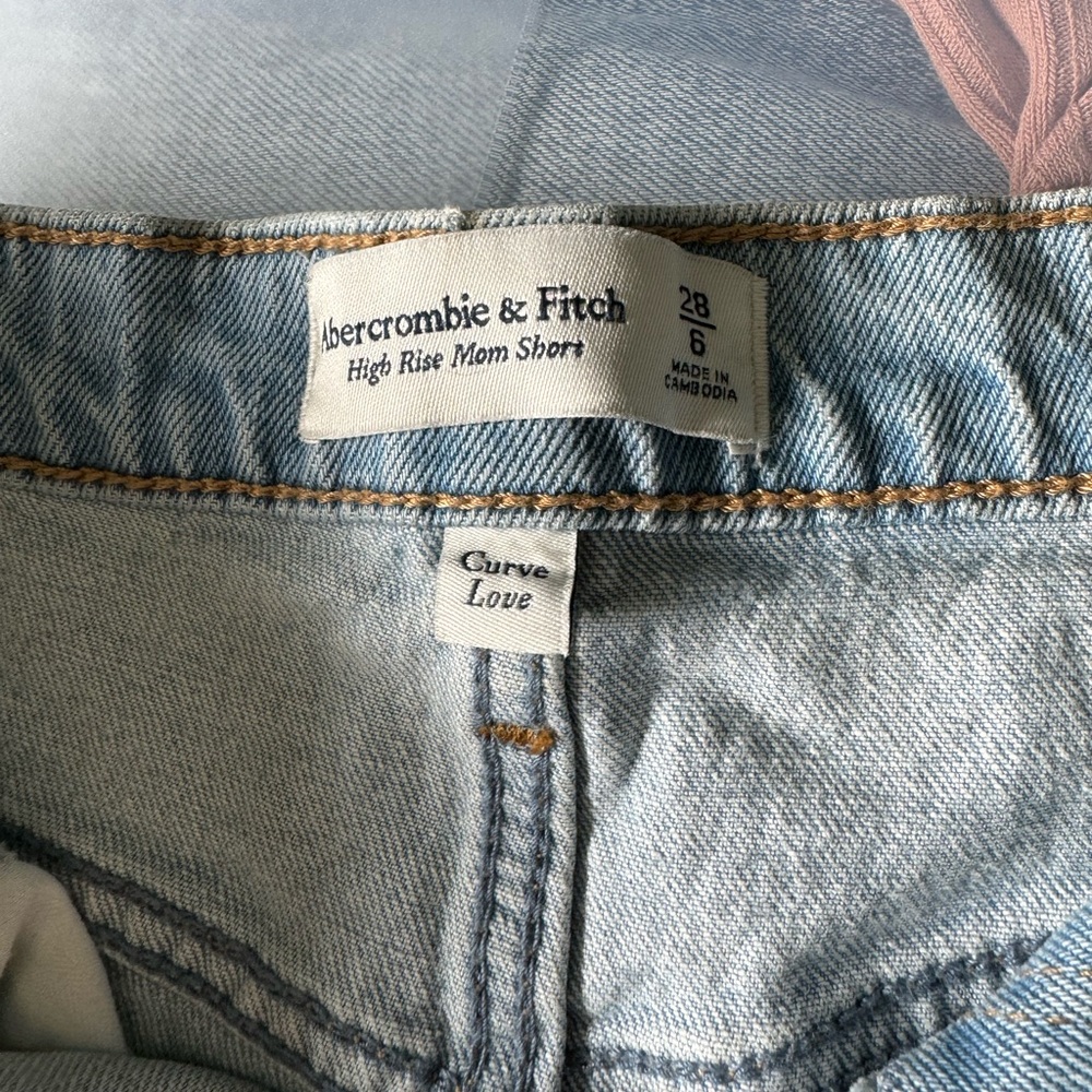 NWT Curve Love High Rise Mom Short, Button Fly Size 28/6